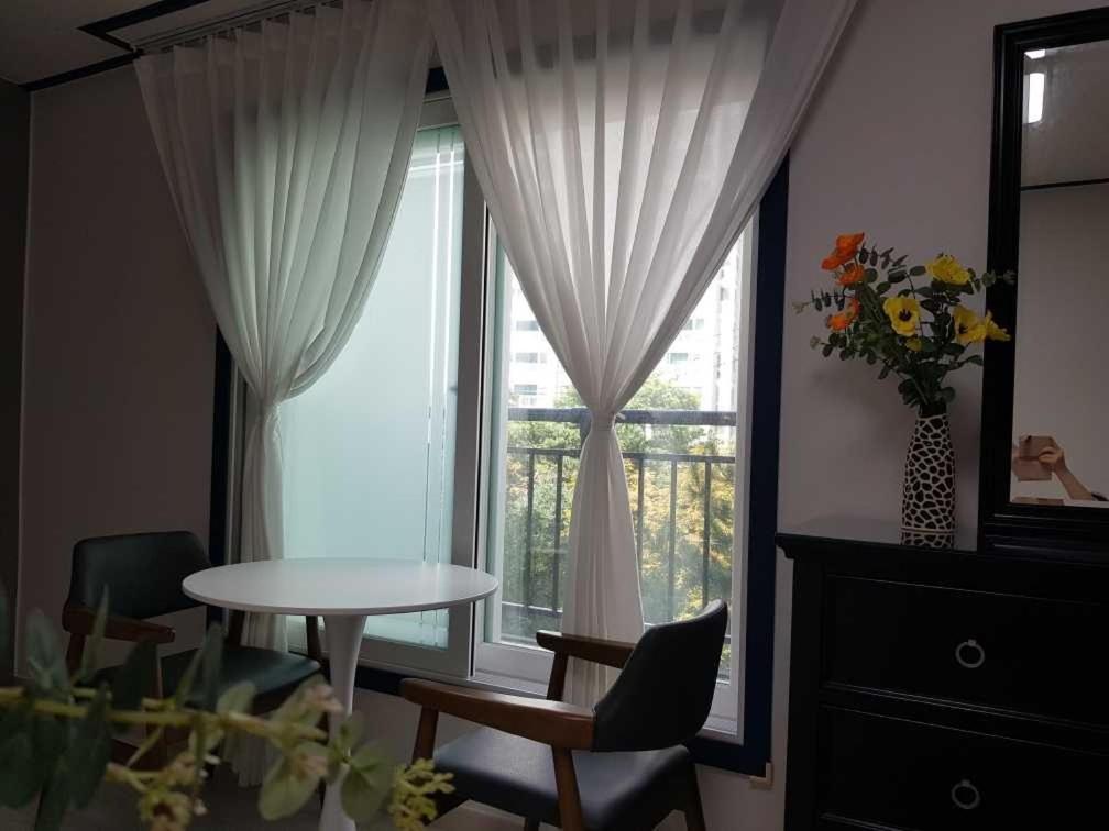 Joeuntwinville, 7min Walk To Line 9 Subway Station, Quiet Residential Area * Seoul